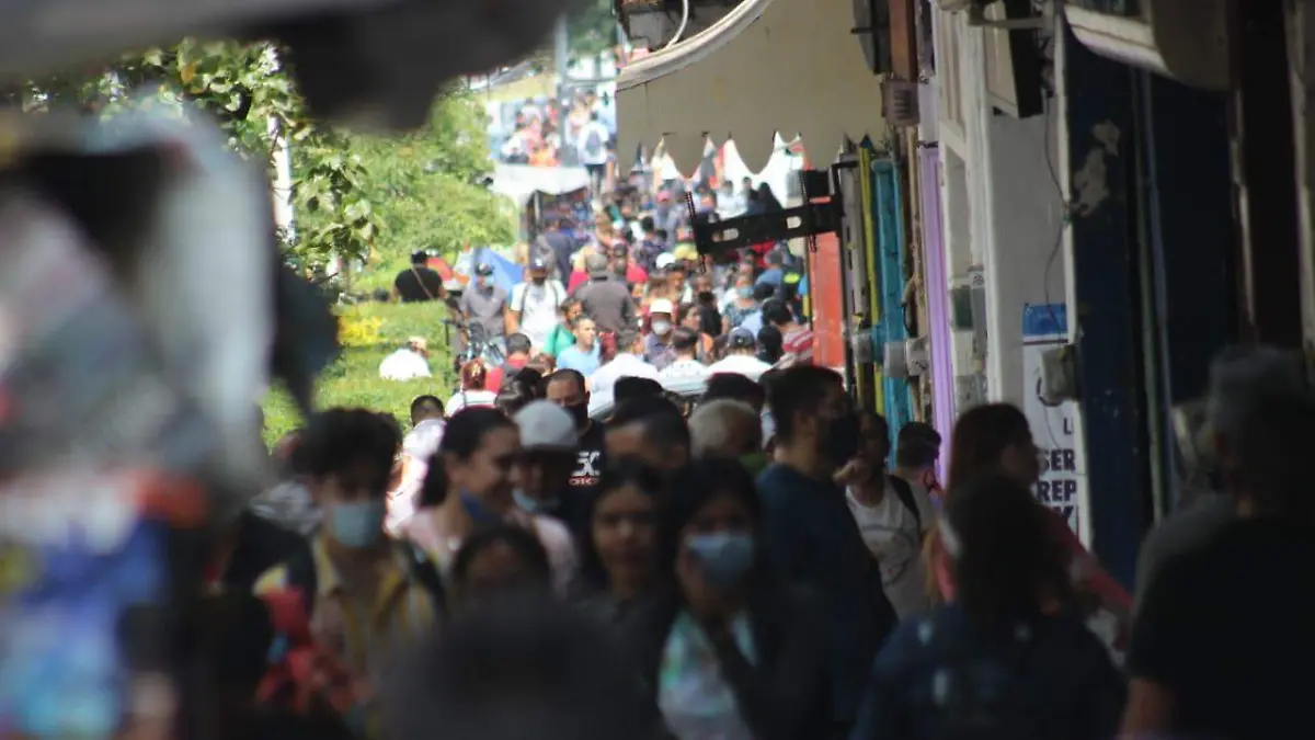 Personas con cubrebocas en la ZMG